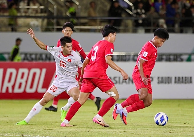 Tiền đạo Việt nam Nguyễn Tiến Linh (áo trắng) thi đấu hết hiệp một trong trận thắng Lào 2-0 ở lượt năm bảng F vòng loại cuối Asian Cup 2027, trên sân Quốc gia Lào mới ngày 19/11/2025. Ảnh: ĐH.