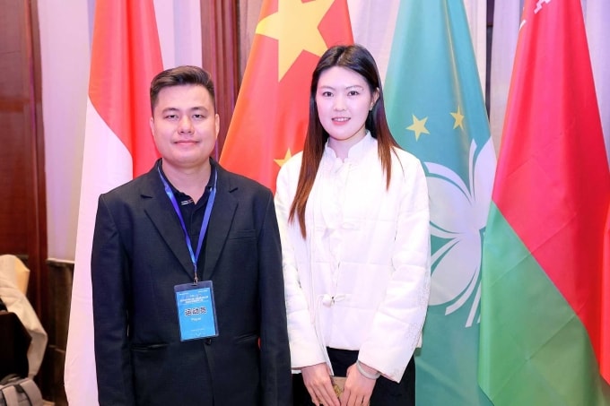 Lại Lý Huynh (trái) và Lang Kỳ Kỳ tại giải cờ tướng đôi Cẩm Giang, thành phố Thành Đô, tỉnh Tứ Xuyên, Trung Quốc ngày 20/11/2025. Ảnh: LĐCTVN