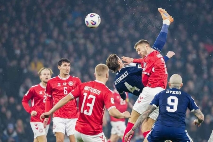 McTominay vô lê mở tỷ số trận Scotland 4-2 Đan Mạch ở vòng loại World Cup tối 18/11. Ảnh: SE