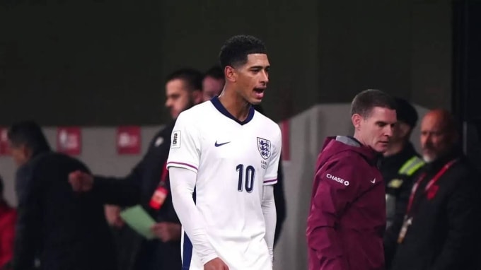 Jude Bellingham tỏ thái độ khi bị thay ra ở phút 84 trận Albania 0-2 Anh ở vòng loại World Cup hôm 16/11. Ảnh: Sky Sports