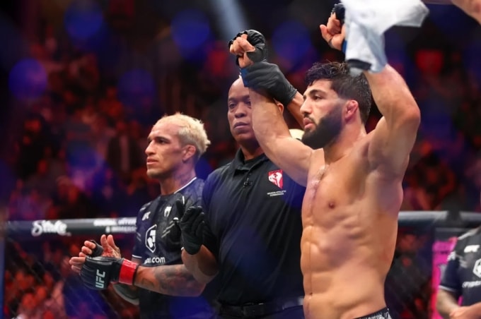 Arman Tsarukyan được công bố thắng điểm trong trận gặp Charles Oliveira tại UFC 300 ở Las Vegas, Nevada, Mỹ ngày 13/4/2024. Ảnh: USA Today