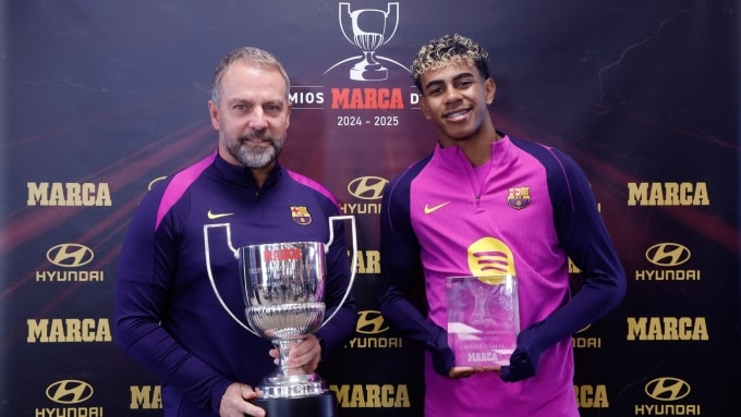 Yamal (phải) và HLV Flick nhận danh hiệu cá nhân cao quý ở La Liga mùa 2024-2025 hôm 20/11, do báo Marca bình chọn. Ảnh: Marca