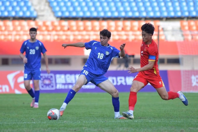 Tiền vệ Việt Nam Nguyễn Văn Trường (áo đỏ) thi đấu trong trận thua Uzbekistan 0-1 ở giải giao hữu U22 Panda Cup, trên sân Song Lưu, Thành Đô, tỉnh Tứ Xuyên, Trung Quốc ngày 15/11/2025. Ảnh: UFA.
