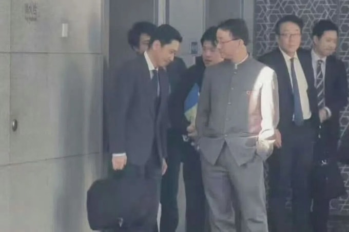 Vụ trưởng Vụ châu Á Trung Quốc Lưu Kim Tùng (áo xám) và Vụ trưởng Vụ châu Á và châu Đại Dương Nhật Bản Masaaki Kanai sau cuộc gặp hôm 11/11 ở Bắc Kinh. Ảnh chụp màn hình