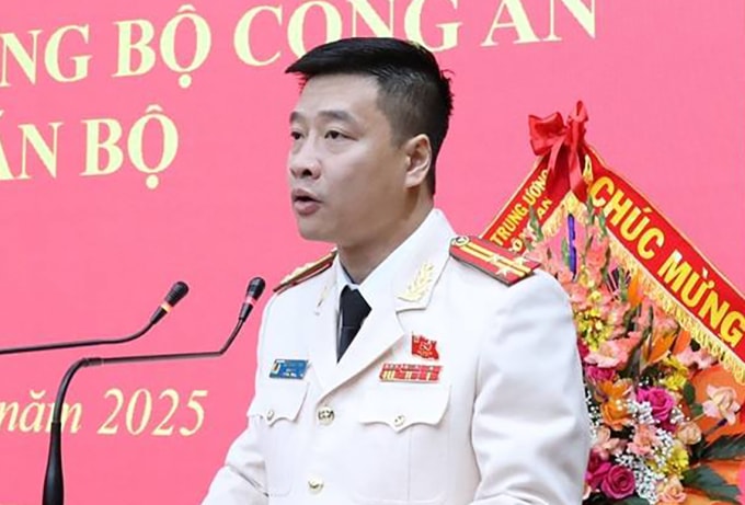 Thượng tá Vũ Thanh Tùng phát biểu nhận nhiệm vụ, sáng 21/11. Ảnh: Linh Đan