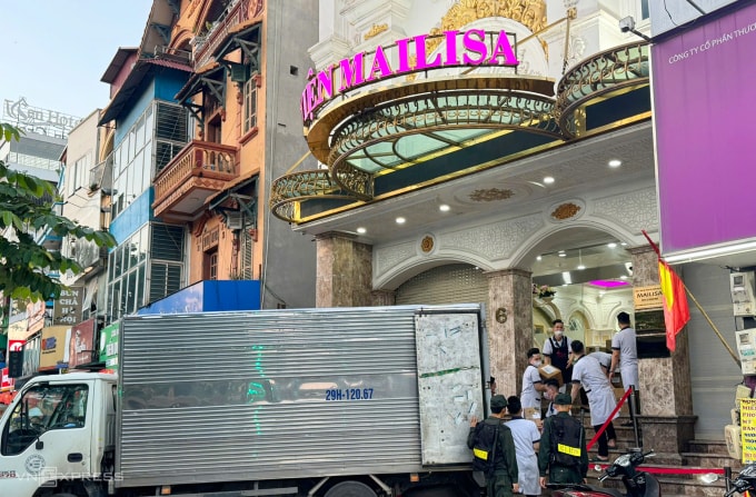 Công an khám xét chi nhánh Mailisa. Ảnh: Phạm Dự