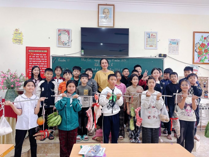 Học sinh lớp 5B cùng những món quà đặc biệt tặng cô Hương Lan, ngày 19/11. Ảnh: Phụ huynh cung cấp