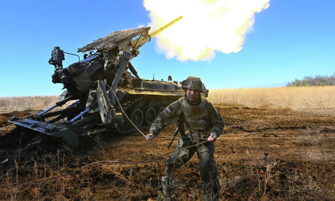 Pháo tự hành 2S7M Malka Nga khai hỏa nhằm vào vị trí của Ukraine trên tiền tuyến ngày 16/10. Ảnh: BQP Nga