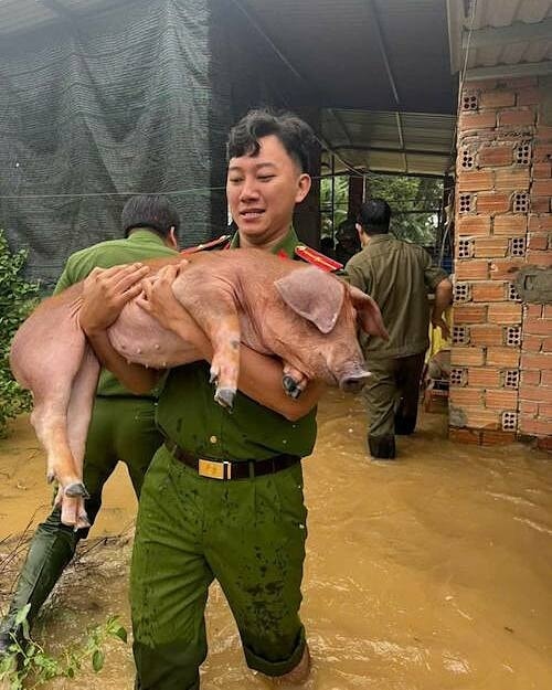 Công an xã Đăk Lua hỗ trợ di dời tài sản người dân tránh lũ sáng 21/11. Ảnh: Thái Hà