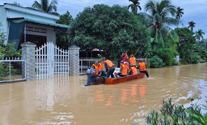 Lực lượng chức năng hỗ trợ người dân ven sông Đồng Nai qua xã Cát Tiên. Ảnh: Thái Hà
