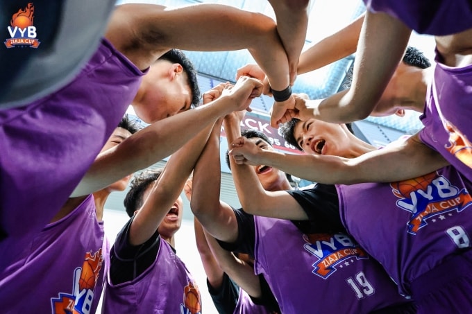 Đội tuyển THPT Alpha thể hiện quyết tâm trước một trận đấu ở vòng bảng. Ảnh: VYB