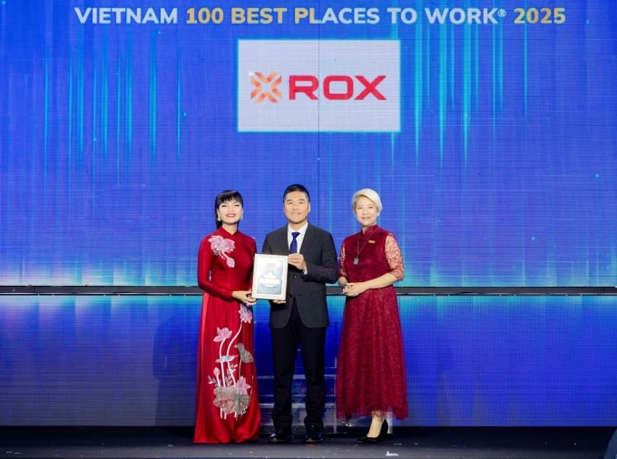 Đại diện doanh nghiệp nhận chứng nhận top 100 nơi làm việc tốt nhất Việt Nam 2025. Ảnh: ROX Group