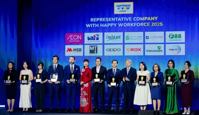 Đại diện ROX Group (thứ ba từ phải sang) nhận chứng nhận Nguồn nhân lực hạnh phúc. Ảnh: