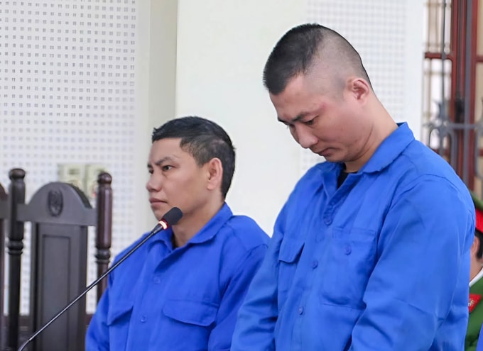 Bị cáo Mua và Hùng (từ trái qua), trả lời thẩm vấn. Ảnh: Hùng Lê