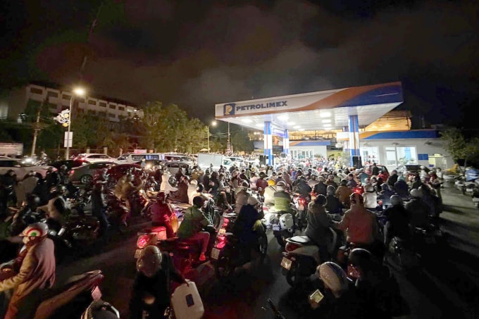 Dòng người xếp hàng chờ đến lượt đổ xăng ở Đà Lạt, tối 20/11. Ảnh: Khánh Hương