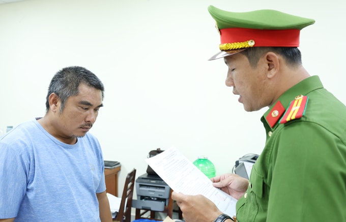 Đào Văn Hiền (trái) tại cơ quan điều tra. Ảnh: Tiến Tầm