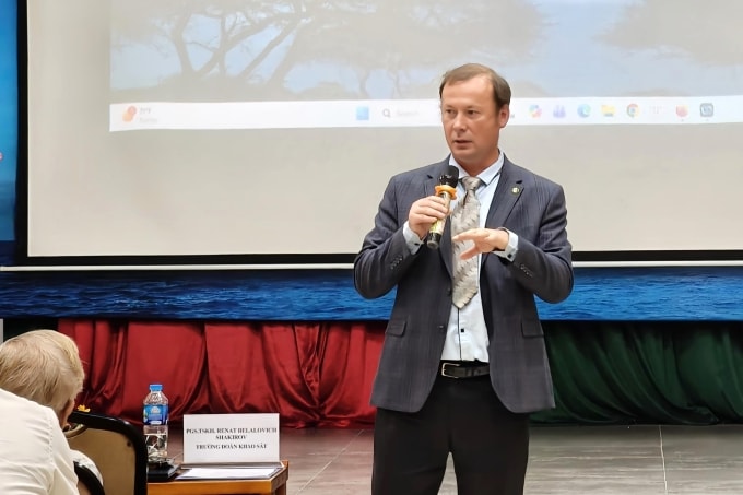 PGS.TS Renat Shakirov, trưởng đoàn khảo sát khoa học Nga, kể về chuyến đi của tàu nghiên cứu mang tên Viện sĩ M.A. Lavrientiev. Ảnh: Trọng Đạt