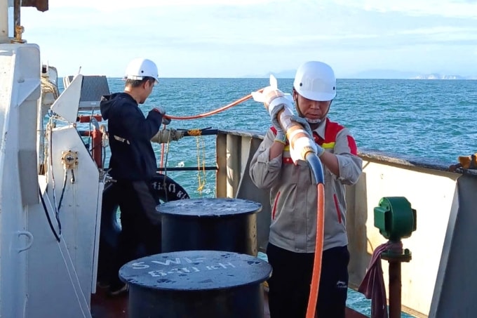 Các nhà khoa học Nga - Việt Nam thu thập mẫu trầm tích biển sâu trên thềm lục địa, trong chuyến khảo bằng tàu nghiên cứu mang tên Viện sĩ M.A. Lavrientiev. Ảnh: IES