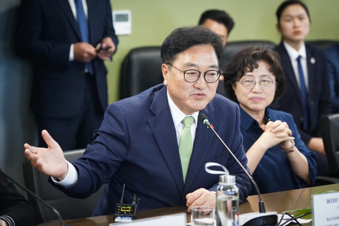 Chủ tịch Quốc hội Hàn Quốc Woo Won Shik nói tại buổi thăm Viện Khoa học và Công nghệ Việt Nam - Hàn Quốc (VKIST), sáng 21/11 tại Hà Nội. Ảnh: Lưu Quý