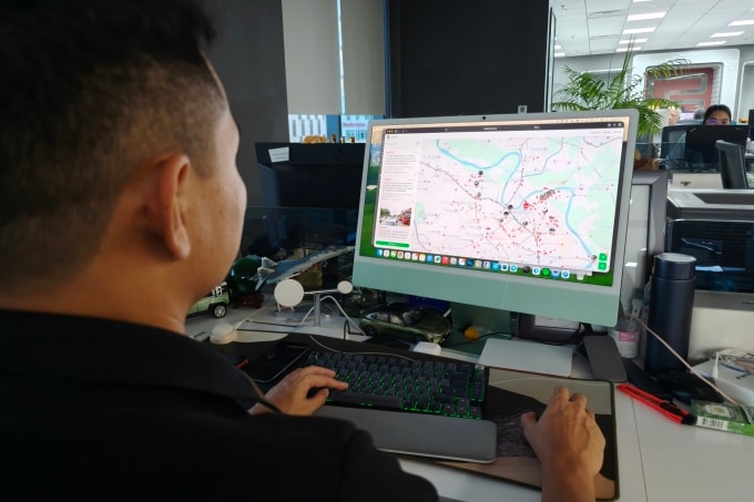 Người dùng truy cập bản đồ thông tin cứu hộ Ảnh: Trọng Đạt