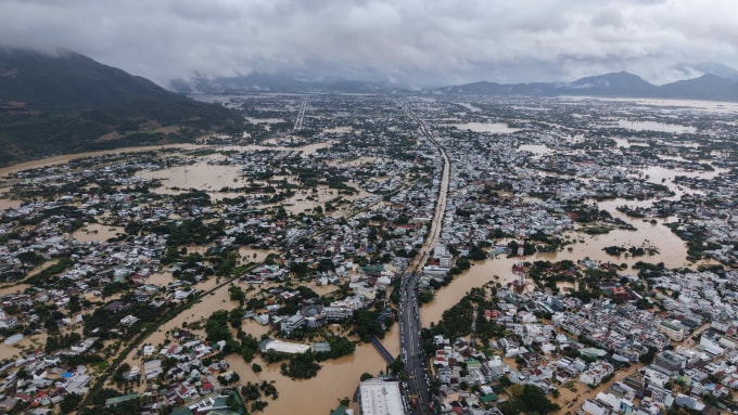 Một góc khu dân cư phường Tây Nha Trang ngập nặng, ngày 20/11. Ảnh: Thanh Tùng