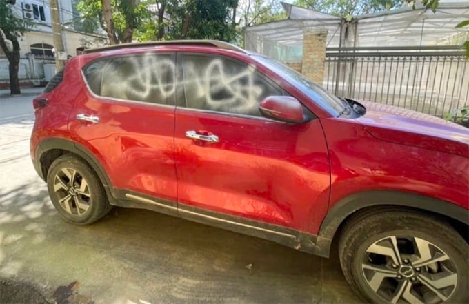 Ôtô 5 chỗ bị xịt sơn. Ảnh: Hùng Lê