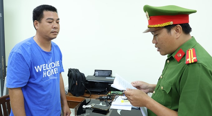 Đỗ Văn Phương (trái) tại cơ quan điều tra. Ảnh: Tiến Tầm