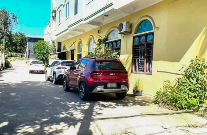 Vị trí 3 ôtô đậu. Ảnh: Hùng Lê