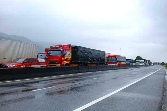 Đoàn xe ùn ứ do tạm đóng chiều Nam ra Bắc trên quốc lộ 1 qua xã Công Hải. Ảnh: CSGT