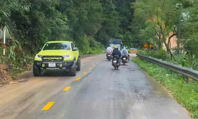 Xe chạy trên đèo Sông Pha, tỉnh Khánh Hoà, trưa nay. Ảnh: Nguyễn Chinh