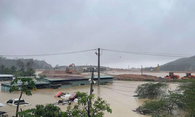 Khu vực công trường nơi công nhân mắc kẹt bị nước lớn bao vây. Ảnh: Thái Hà