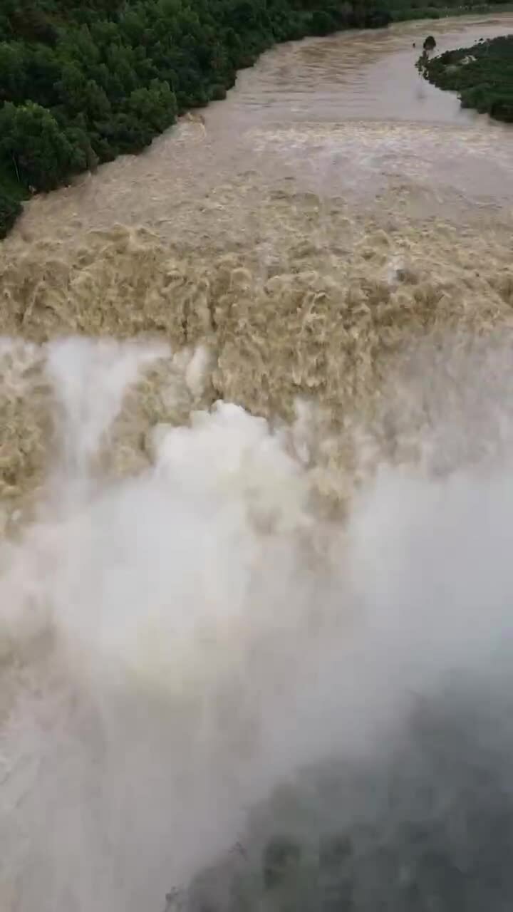 Thác Pongour chảy xiết, đục ngầu