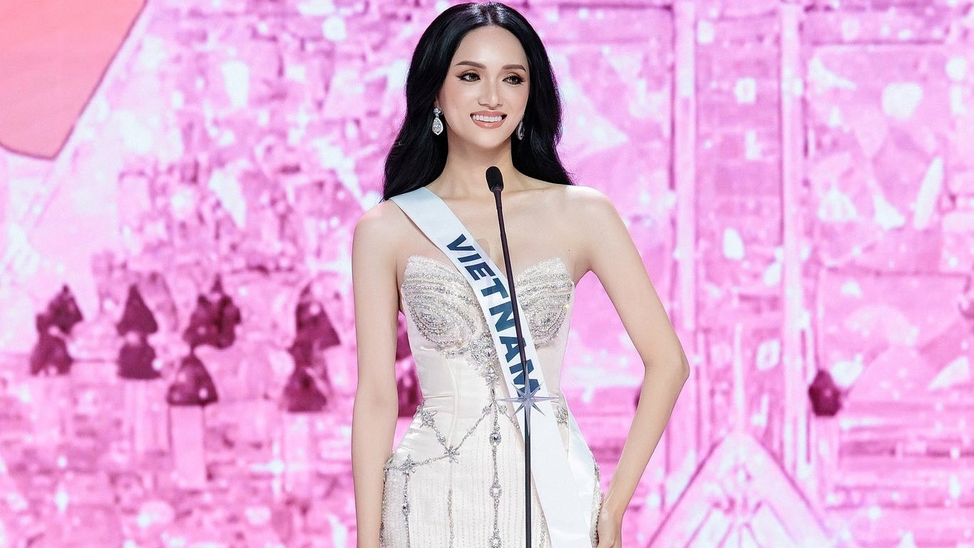 Hương Giang catwalk, hô tên khi chào sân Miss Universe