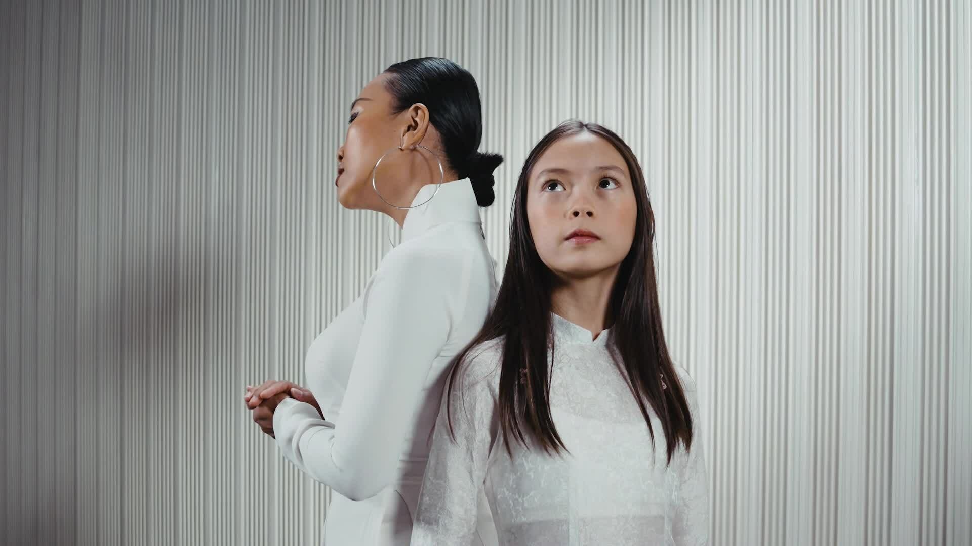 Đoan Trang cùng con gái hát 'Người thầy'