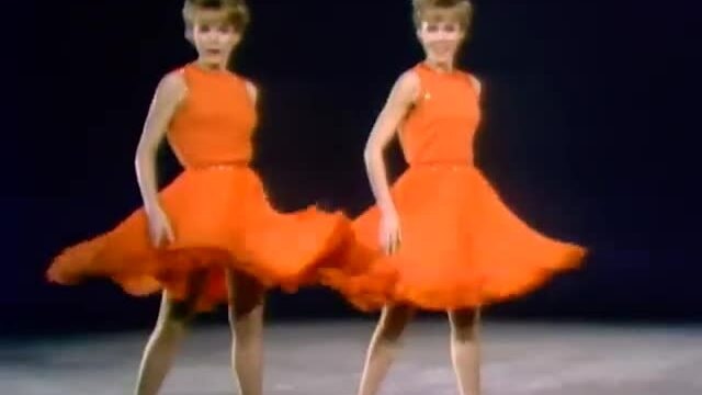 Kessler Twins trình diễn năm 1966
