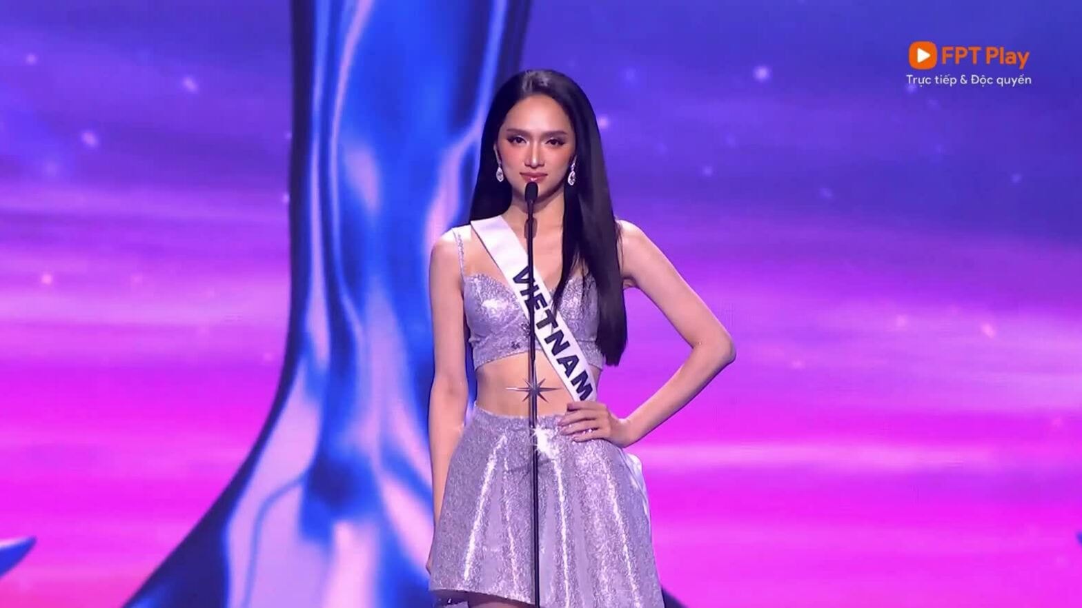 Màn hô tên của Hương Giang