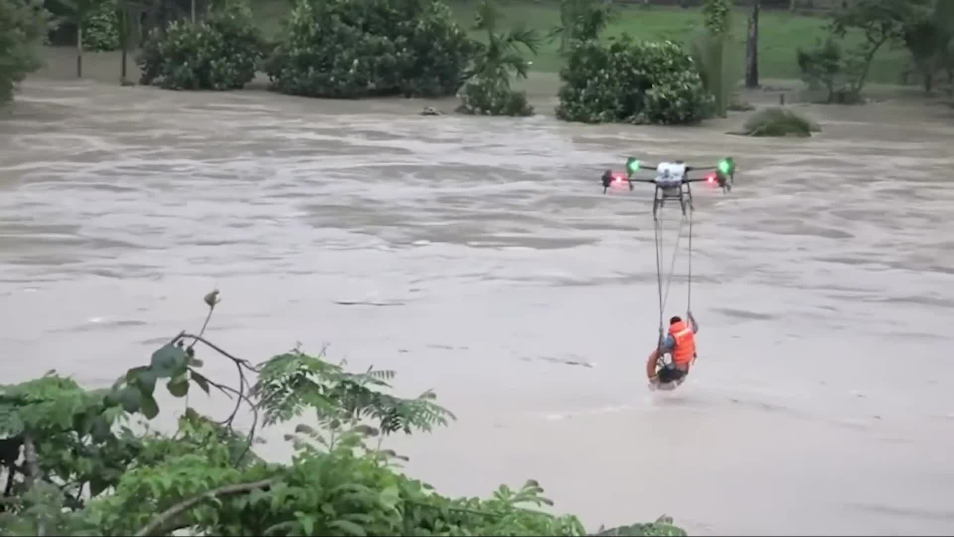 Dùng flycam cứu người mắc kẹt giữa sông Sêrêpôk