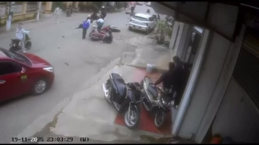 Học sinh đi xe dàn hàng bốn gây tai nạn liên hoàn