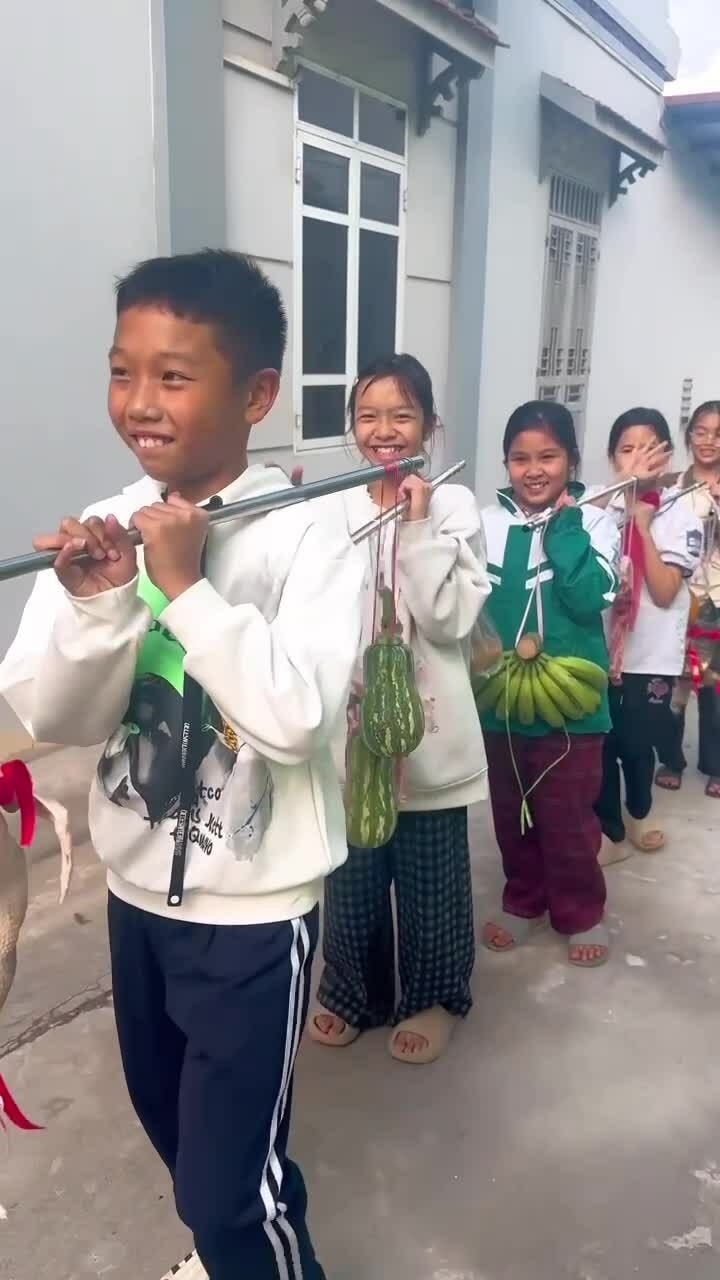 Học trò gánh thịt cá, rau củ tặng cô giáo dịp 20/11