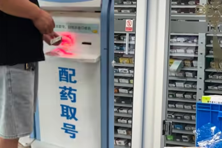 Máy bán thuốc tự động chỉ cần scan đơn thuốc (Ảnh cắt từ video).