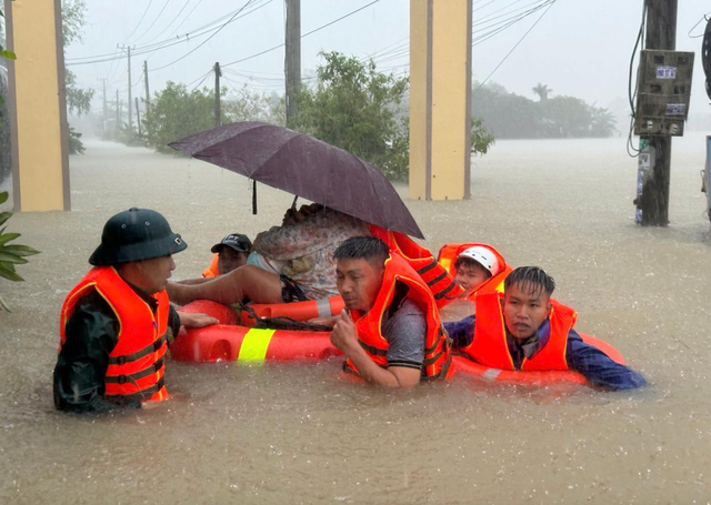 Khẩn trương thu dung và cấp cứu nạn nhân mưa lũ tại miền Trung- Ảnh 1.