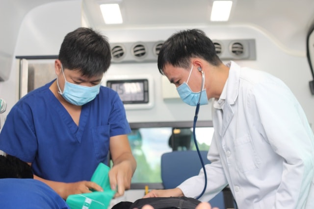 Kích hoạt cấp cứu ngoại viện trong đêm, cứu sống bệnh nhân nguy kịch trên đảo Phú Quốc - Ảnh 1.