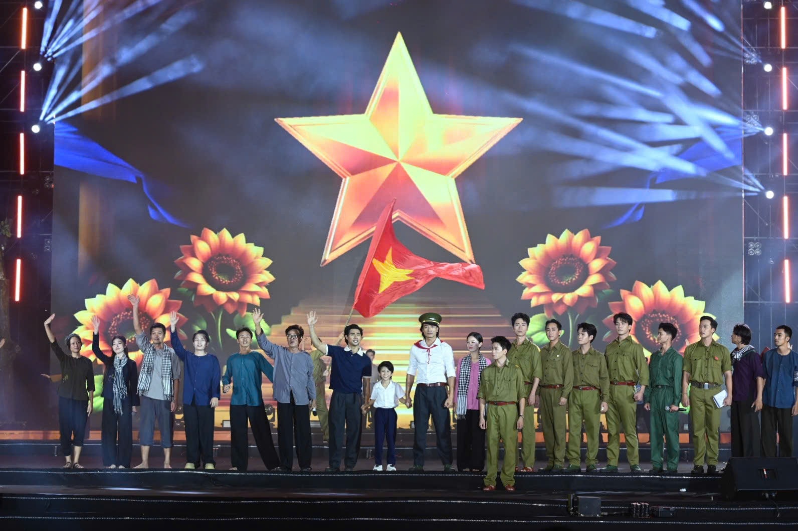 Khai mạc LHP Việt Nam lần thứ 24: TP.HCM nhận danh hiệu thành phố điện ảnh - 5