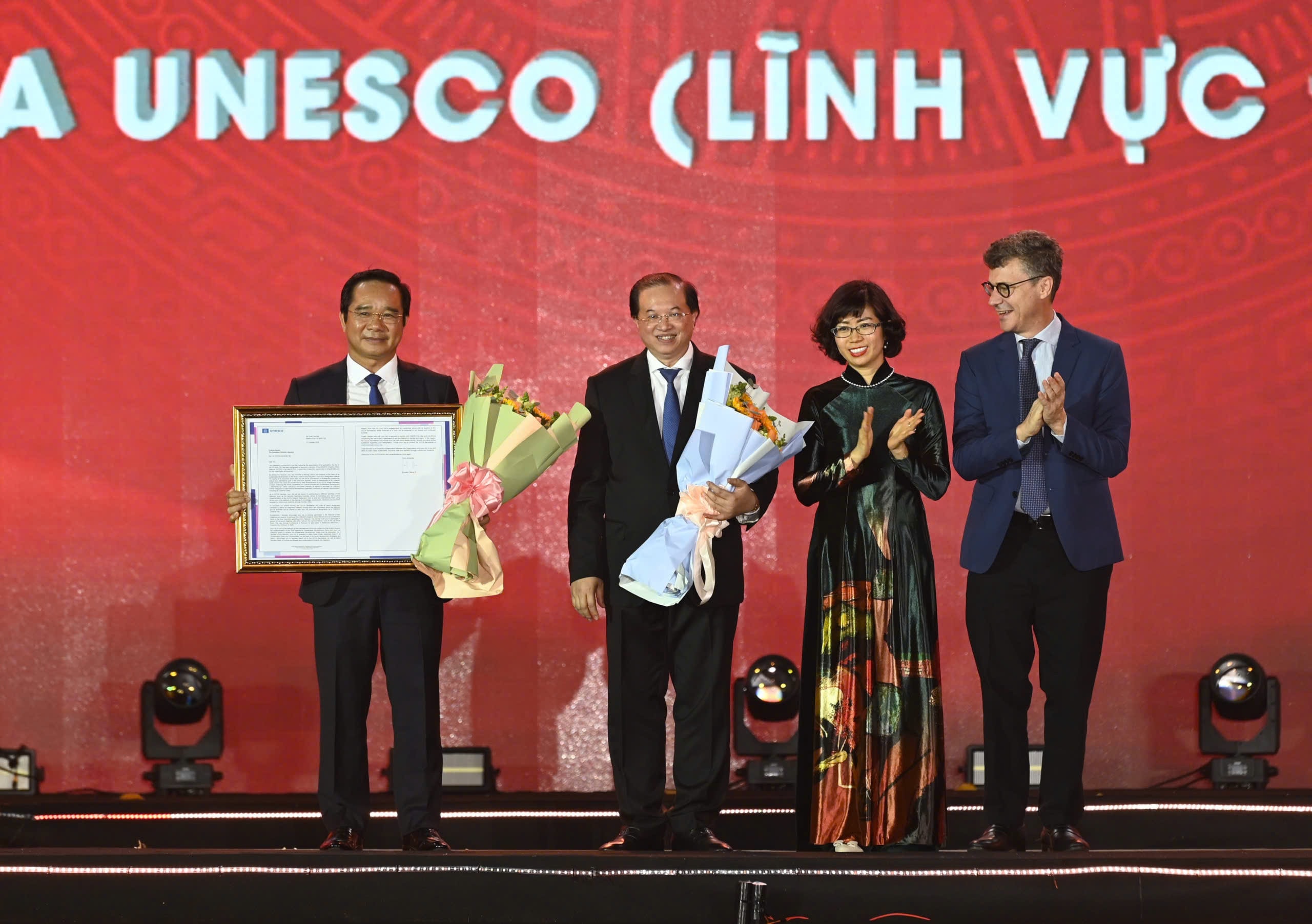 Khoảnh khắc trao bằng công nhận TP.HCM gia nhập Mạng lưới các thành phố sáng tạo của UNESCO lĩnh vực điện ảnh.