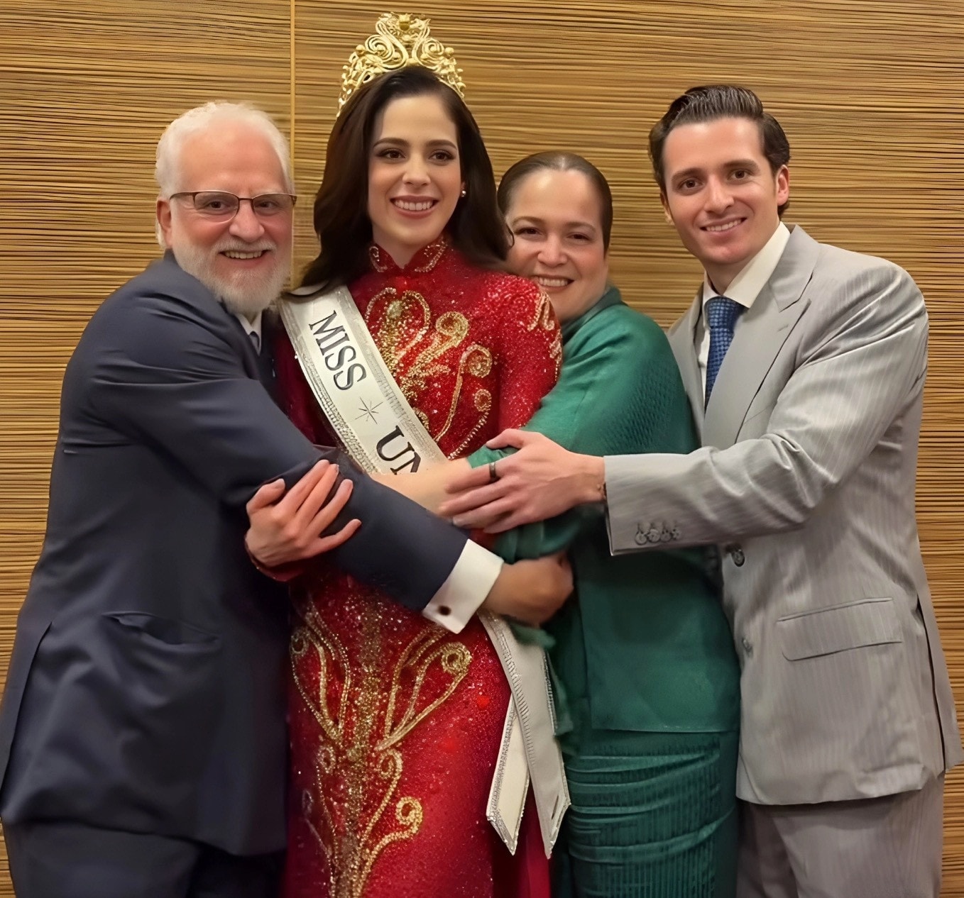 Tân Miss Universe 2025 bên bố mẹ và anh trai.