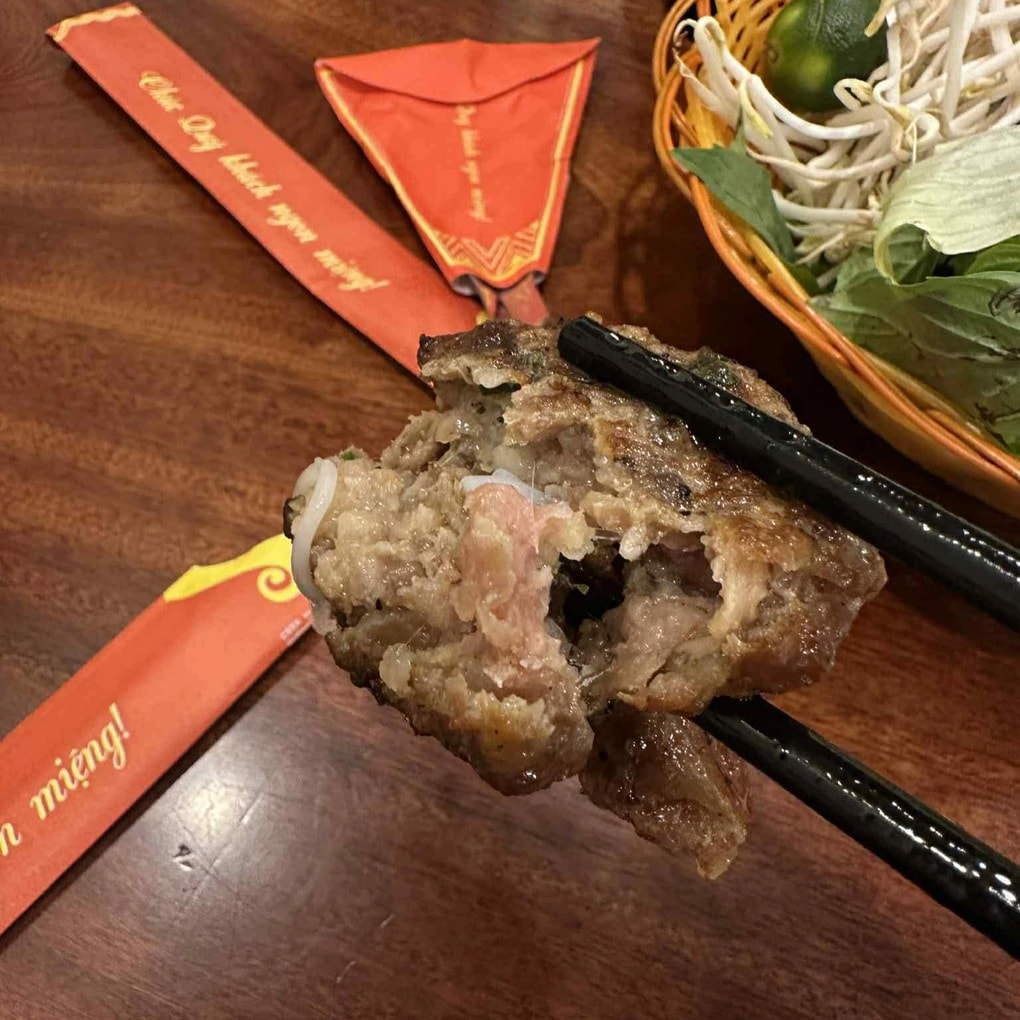 Ăn suất bún chả Hà Nội 70.000 đồng, khách bức xúc vì thịt còn sống nguyên - 1 Ăn suất bún chả Hà Nội 70.000 đồng, khách bức xúc vì thịt còn sống nguyên - 1