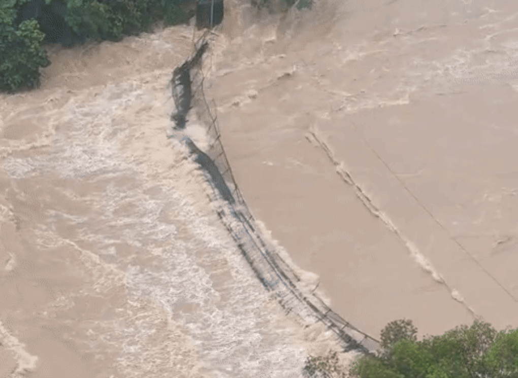 Thực hư cầu treo triệu view ở thác nước nổi tiếng Đắk Lắk bị lũ cuốn trôi - 2 Thực hư cầu treo triệu view ở thác nước nổi tiếng Đắk Lắk bị lũ cuốn trôi - 2