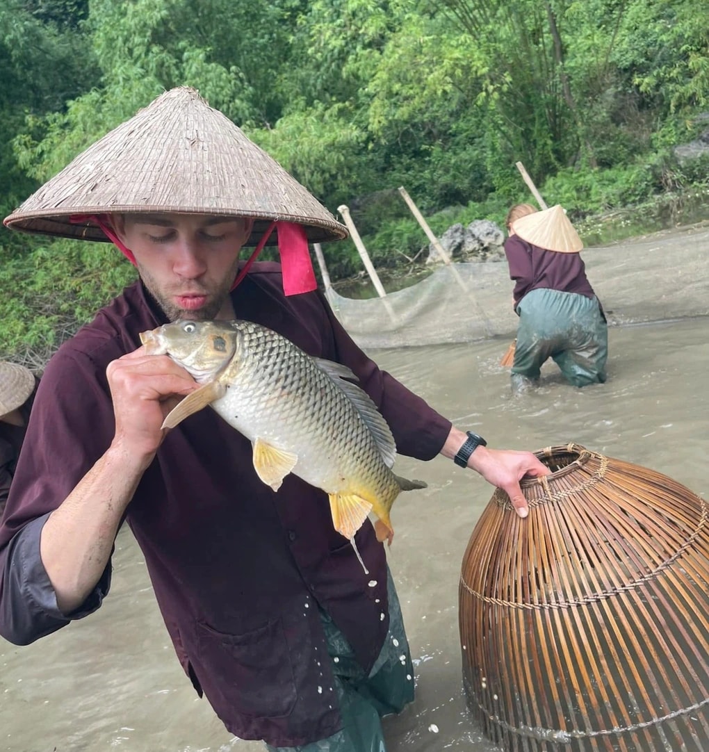 Khách Tây mê làm nông dân ở Việt Nam: Sáng cấy lúa, chiều chăn trâu - 1 Khách Tây mê làm nông dân ở Việt Nam: Sáng cấy lúa, chiều chăn trâu - 1