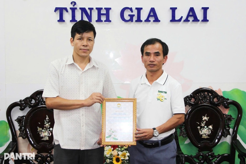 Báo Dân trí đã trao nóng 1 tỷ đồng hỗ trợ người dân vùng lũ Gia Lai - 2 Báo Dân trí đã trao nóng 1 tỷ đồng hỗ trợ người dân vùng lũ Gia Lai - 2