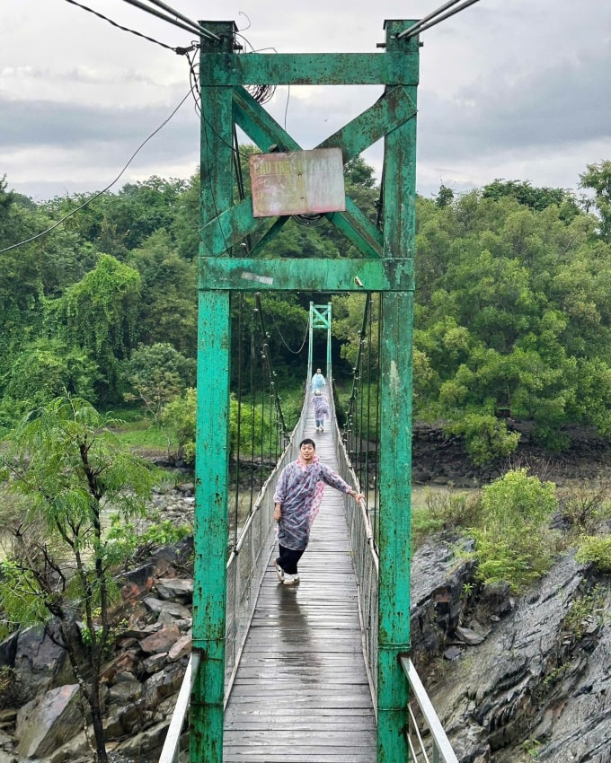 Du khách check in trên cầu treo thác Dray Nur. Ảnh: Duy Trương